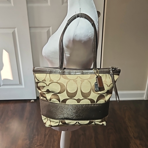 COACH F13548 AUTHENTIC SHOULDER BAG TAN, BROWN SIGNATURE CANVAS PREOWNED - Picture 3 of 12